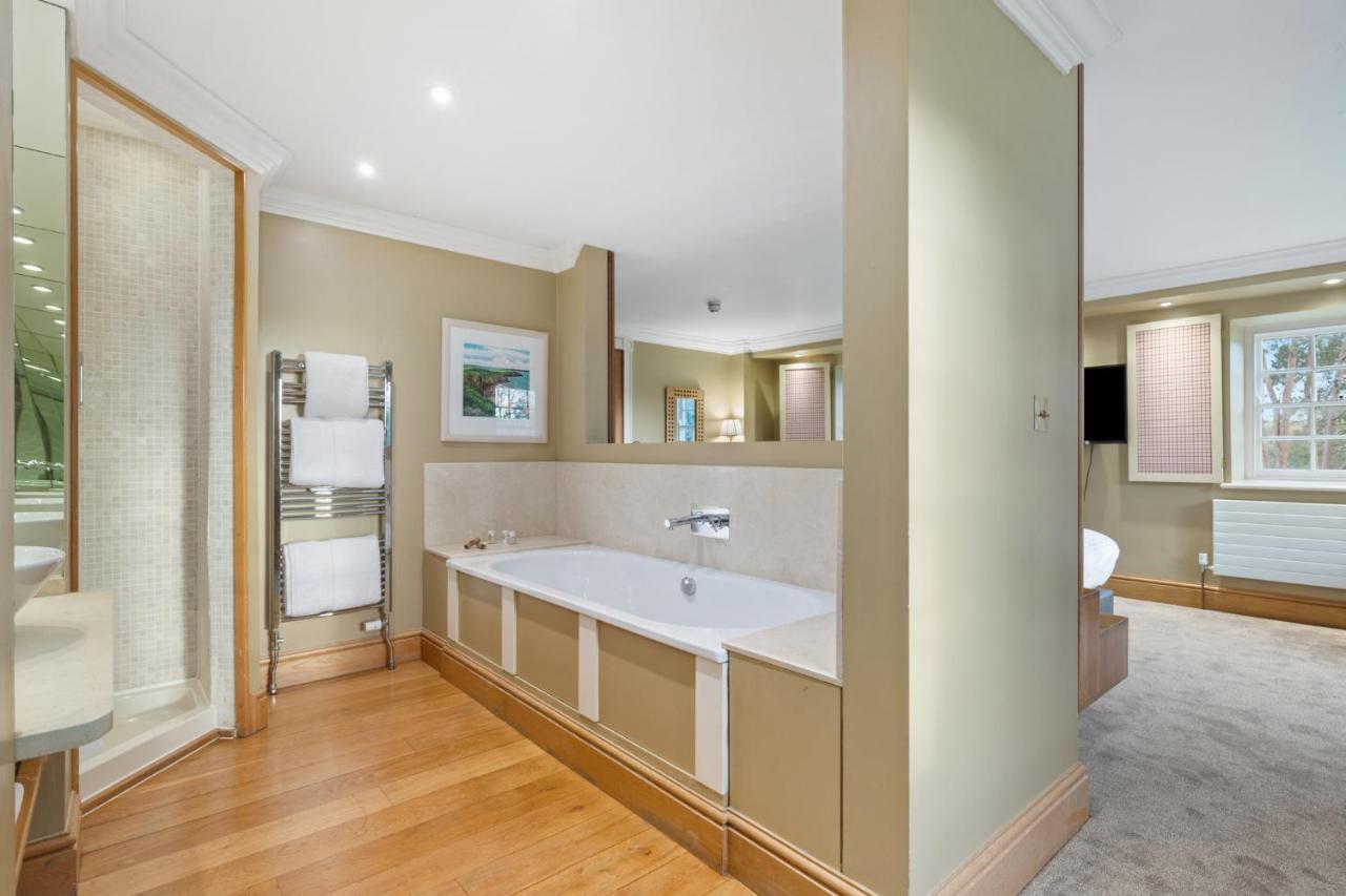 Bed and Breakfast Slebech Park Estate Wiston  Exterior foto A bathroom in a suite at the hotel