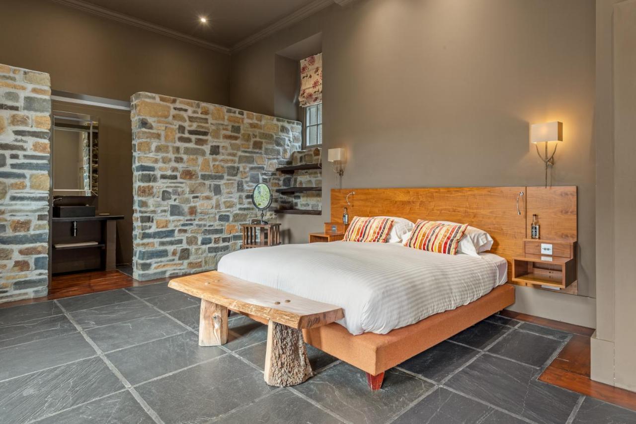Bed and Breakfast Slebech Park Estate Wiston  Exterior foto A bedroom at the hotel