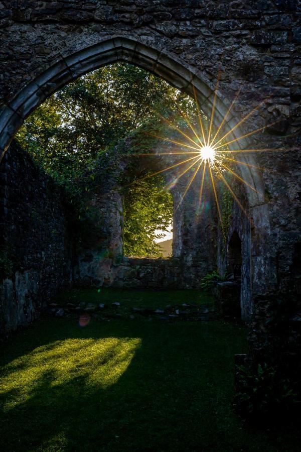 Bed and Breakfast Slebech Park Estate Wiston  Exterior foto The window of the church