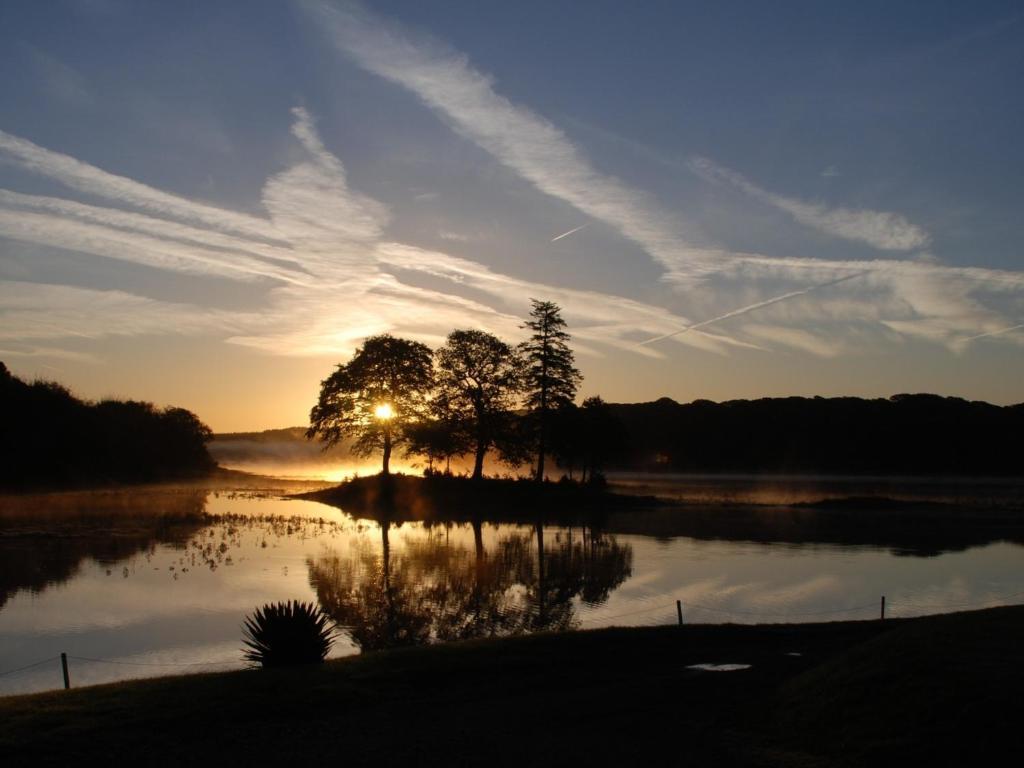 Bed and Breakfast Slebech Park Estate Wiston  Exterior foto Sunset over Lake Ouachita